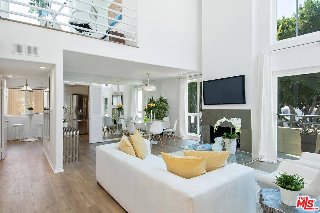 Front facing beautifully remodeled contemporary townhome w/ light filled voluminous ceilings