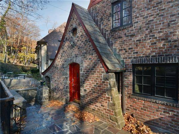 Spacious and airy lovely red brick house four bedrooms, 3.