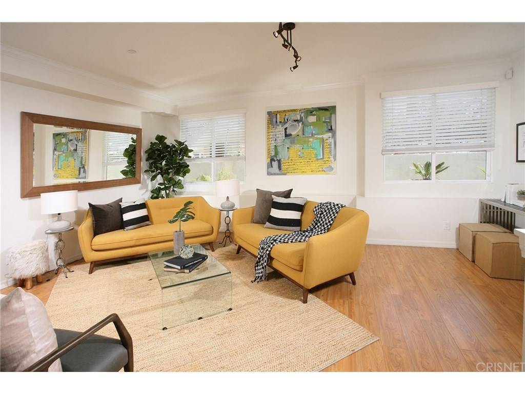 Welcome to this gorgeously modern 2BD/2 - 2 BR Townhouse Santa Monica Los Angeles