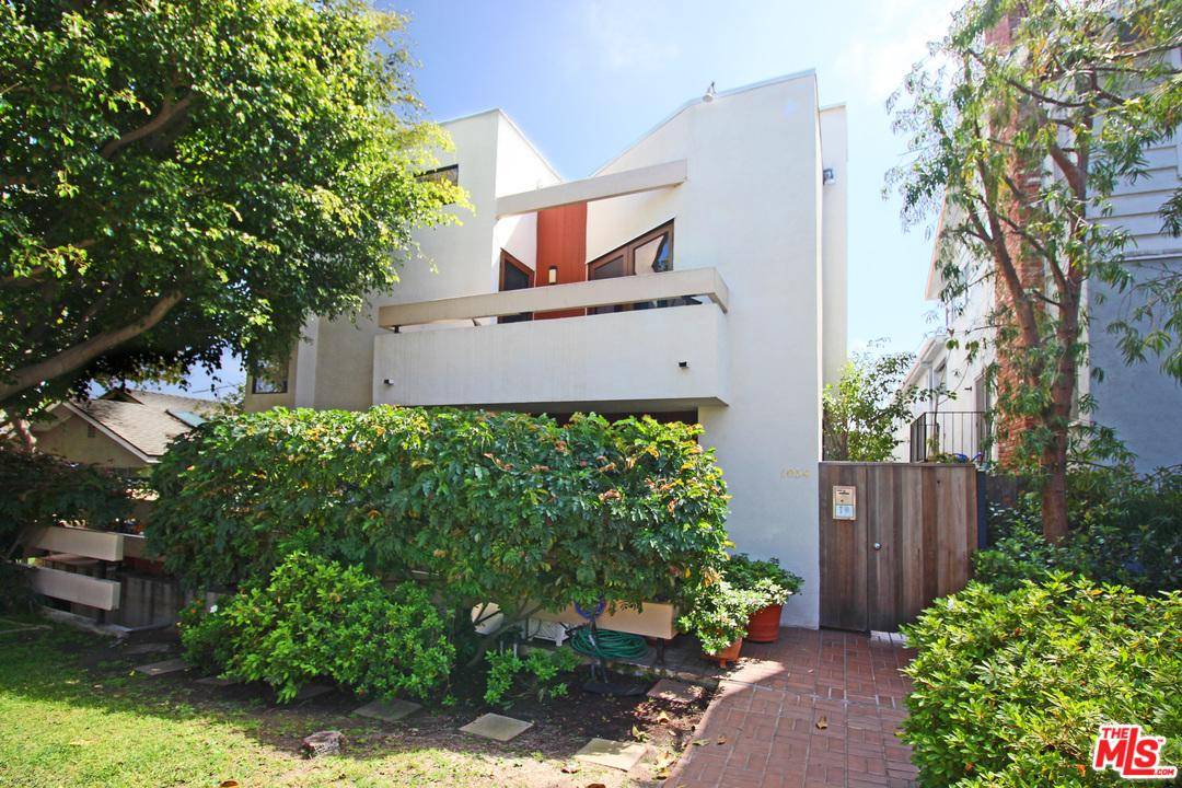 Modern building with Curb Appeal - 2 BR Townhouse Santa Monica Los Angeles
