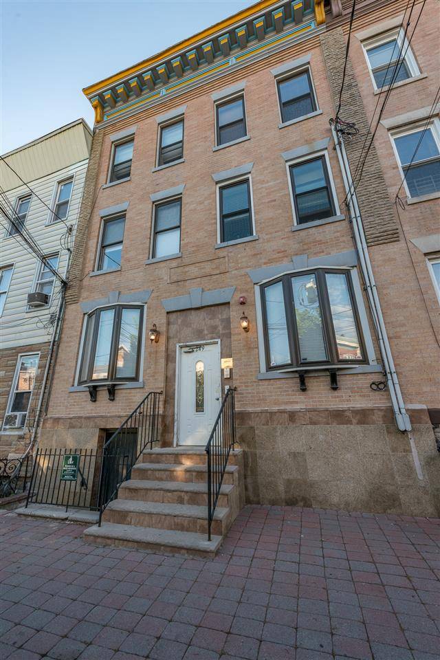 This lovely condo in a desirable location of Jersey City is a must see