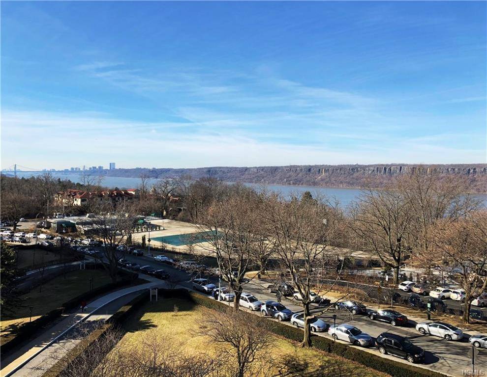 SKYVIEW ON THE HUDSON Make this one bedroom apartment your own special home.
