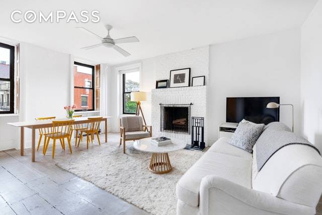 Beautiful and airy floor through 2 bedroom in prime Carroll Gardens !