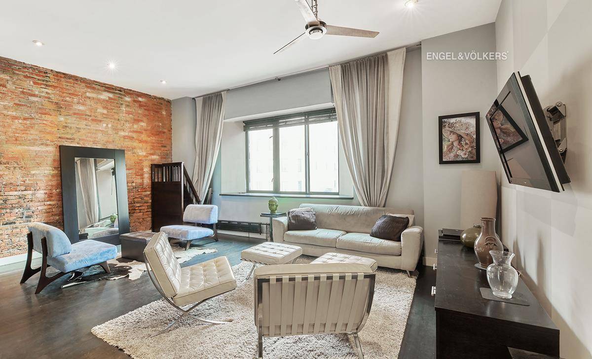 This stunning convertible two bedroom, one bath loft boasts double height ceilings and a standout design.