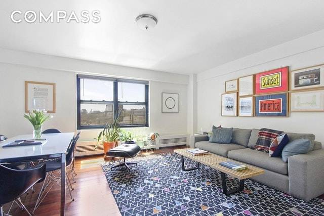 This fantastic corner 1 Bedroom 1Bath is open and airy with BRIGHT Sunlight exposure and unobstructed City VIEWS !
