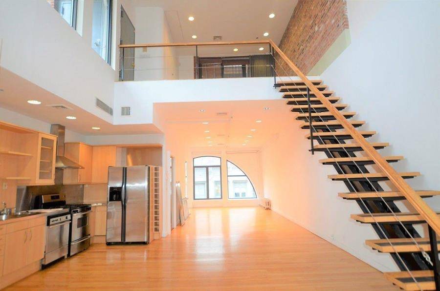 STUNNING SHOWCASE PENTHOUSE DUPLEX LOFT FEATURE 1, 500 SQFT WITH 2 TERRACES AND SKLYINE VIEWS !