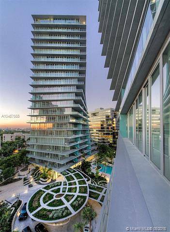 MAGNIFICENT BAY VIEWS FROM THIS WRAP-AROUND SE EXPOSURE RESIDENCE IN THE SKY WITH 12 FT FLOOR-TO-CELING GLASS THROUGHOUT