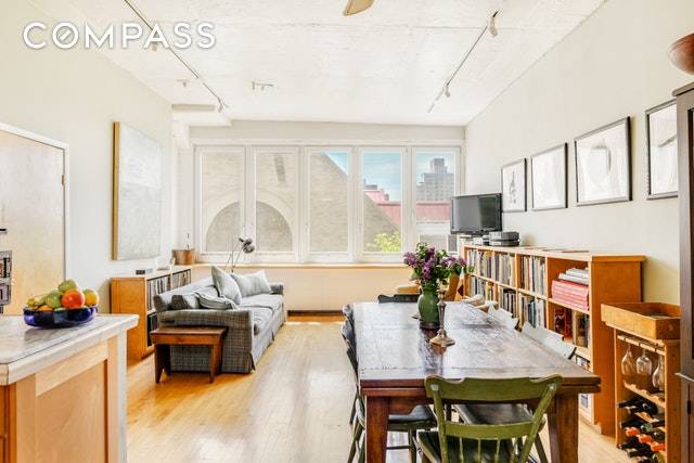 On the market for the first time in 30 years, in an intimate, 11 unit converted sail factory, this creative space is a loft lover s dream.