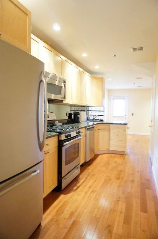 Gorgeous 1 bedroom in a recent renovated building and a short walk to the Path