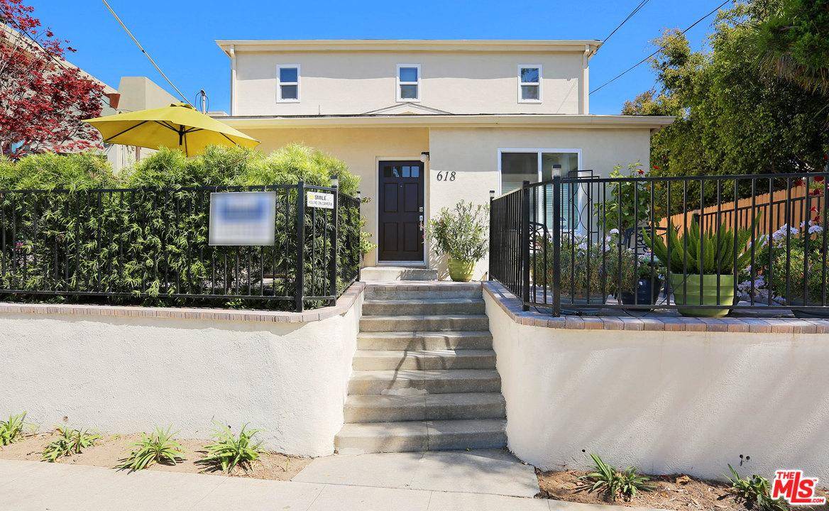An exceptional 4-plex in prime Santa Monica with spectacular owners unit