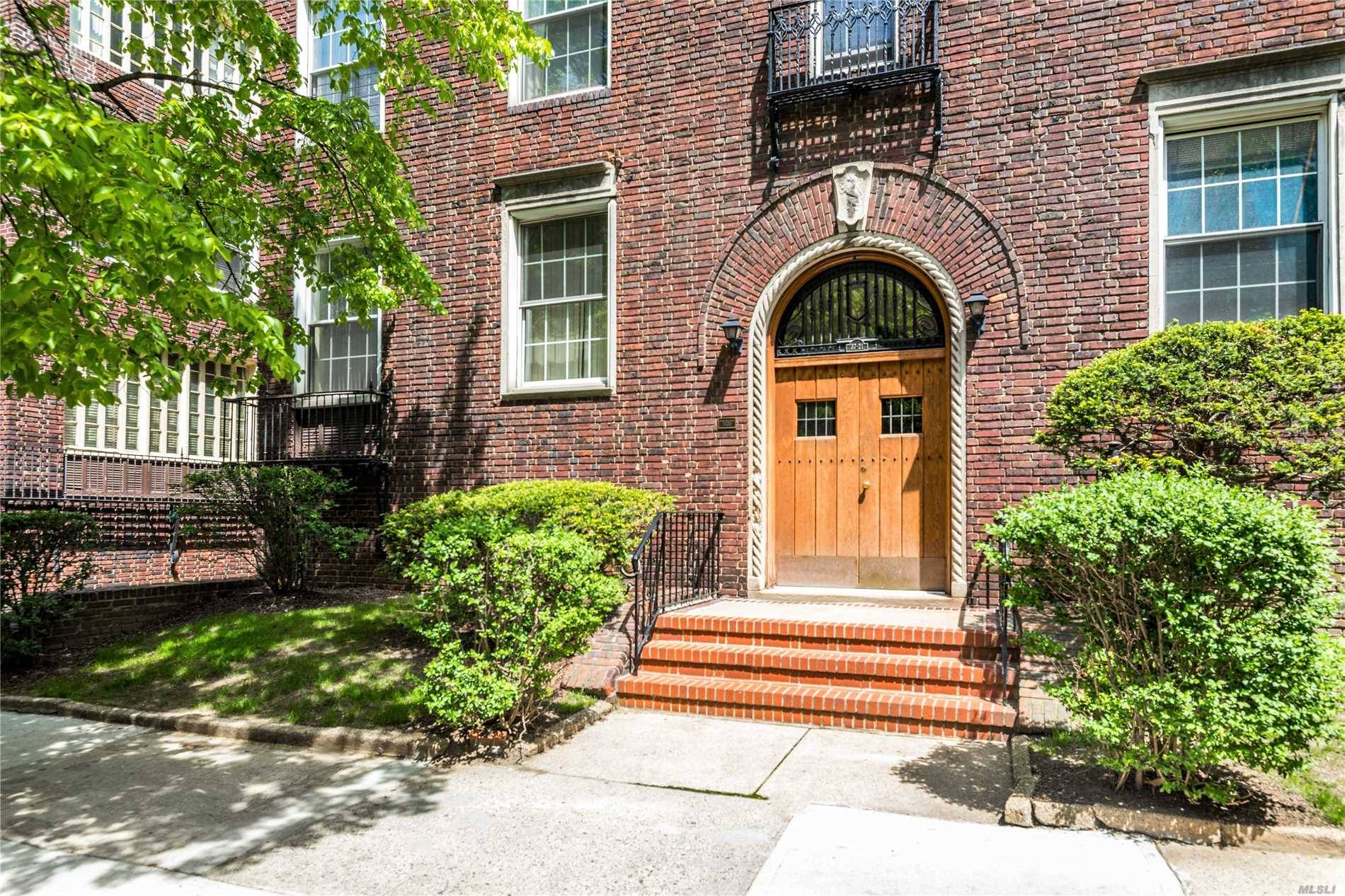 Wonderful 2 Bedroom Co-Op Resting On The First Floor Of Linden Court Complex, And Located In The Jackson Heights Historic District.