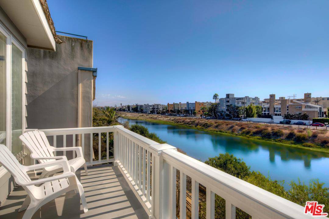 Gorgeous canal front beach house in Marina del Rey
