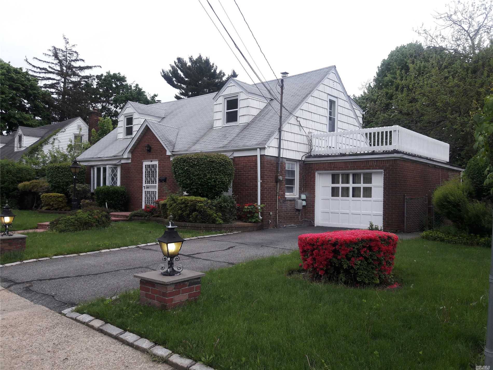 Huge 6Br 3Fbh Cape On Huge Park Like Back Yard 1/2 Mile From Molloy Collage.