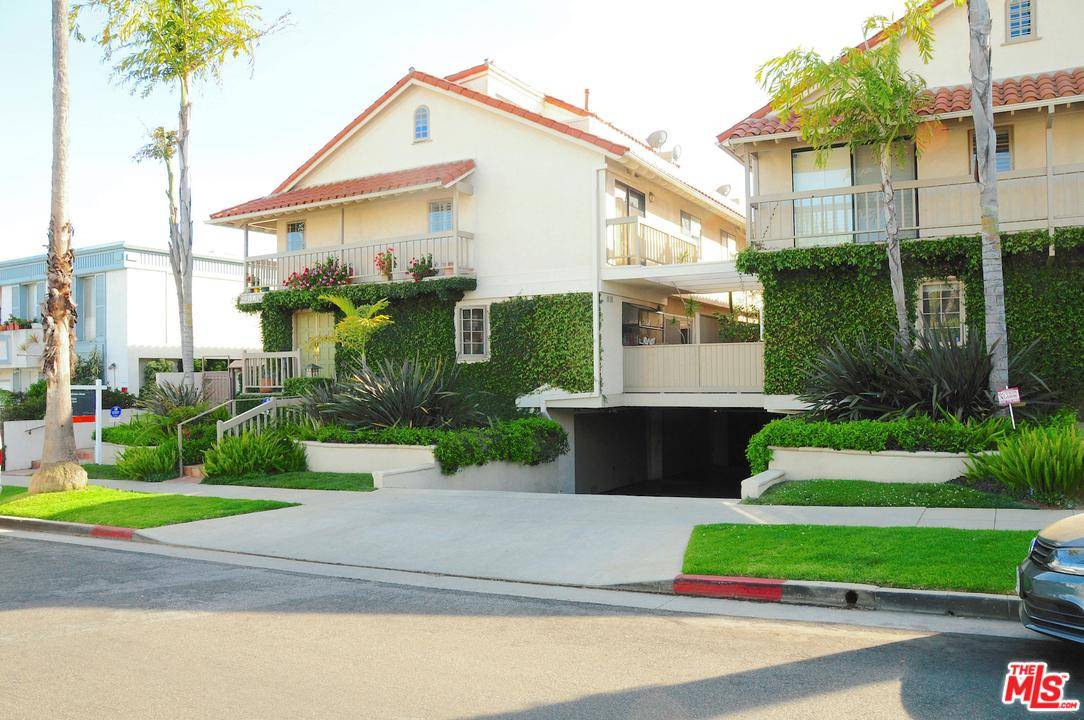 This exceptional spacious Santa Monica Townhouse is located just one block from the very trendy Montana Avenue