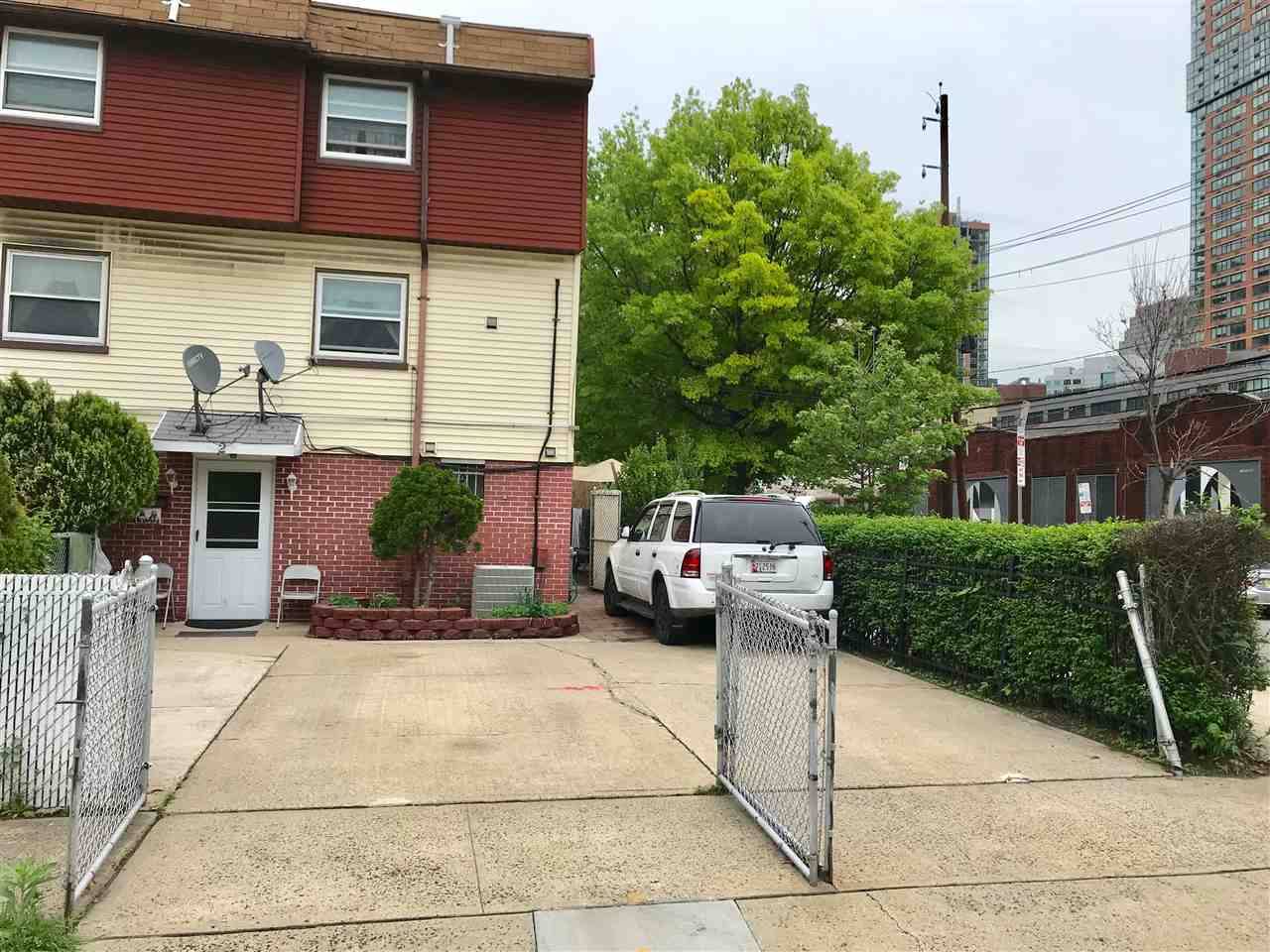 TWO BLOCKS FROM GROVE STREET PATH STATION - 4 BR New Jersey