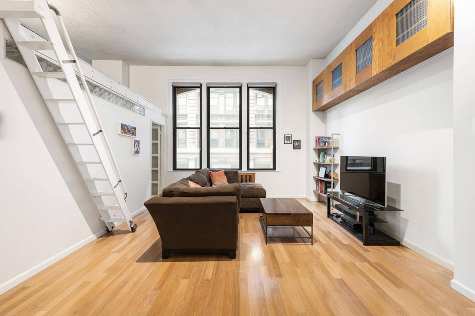 An immaculate Tribeca loft co op graced with a thoughtful layout and sleek fixtures and finishes, this 1 bedroom, 1 bathroom home is a seamless blend of contemporary style and ...