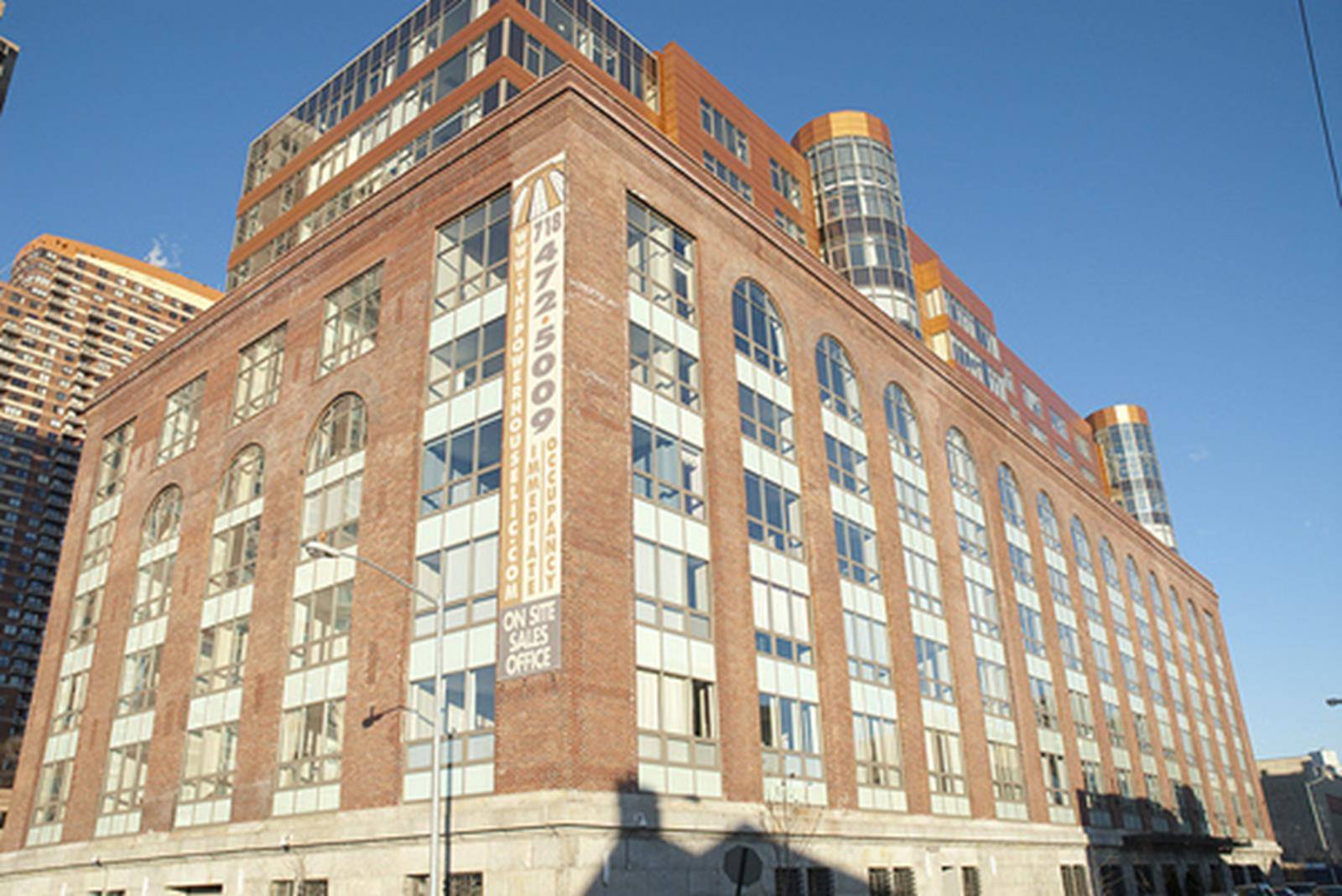 Must see ! 1001 sf loft apt convertible to a 2 bedroom and 2 full bath apartment in LIC's Power House.