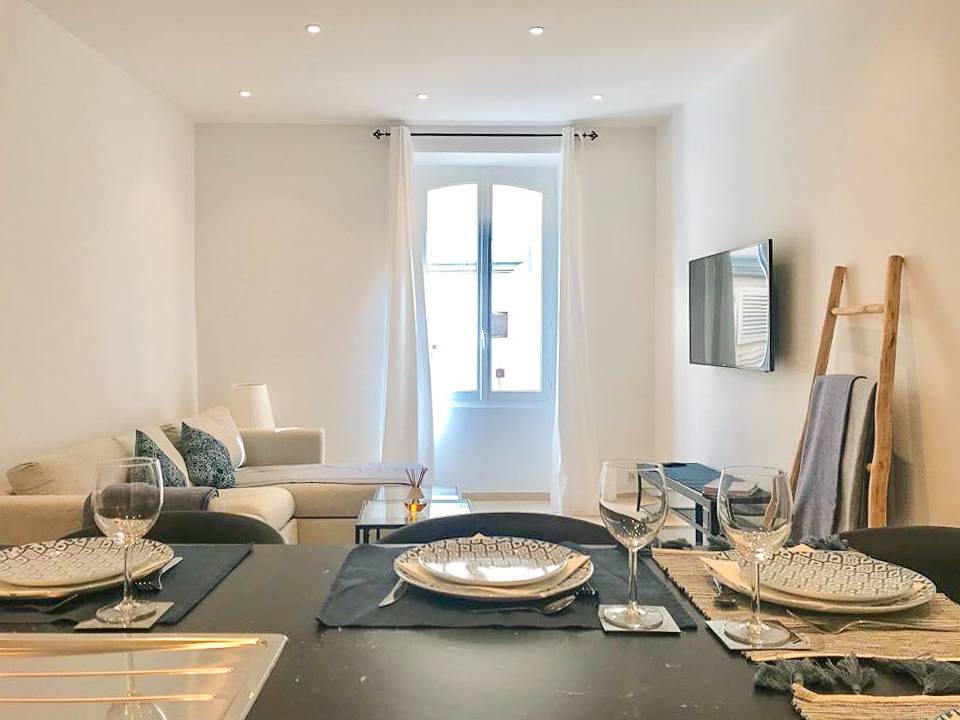 Recently refurbished 2 bedroom apartment in a central St Tropez location
