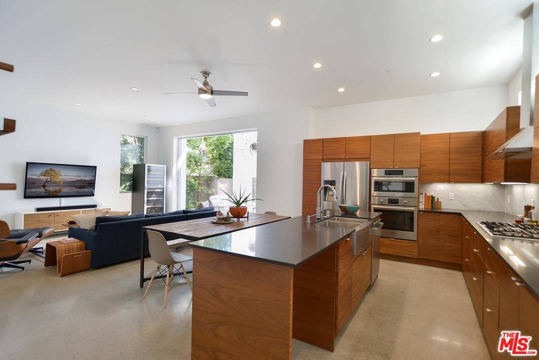 This modern Venice townhome has it all - a spacious open floor plan with high ceilings