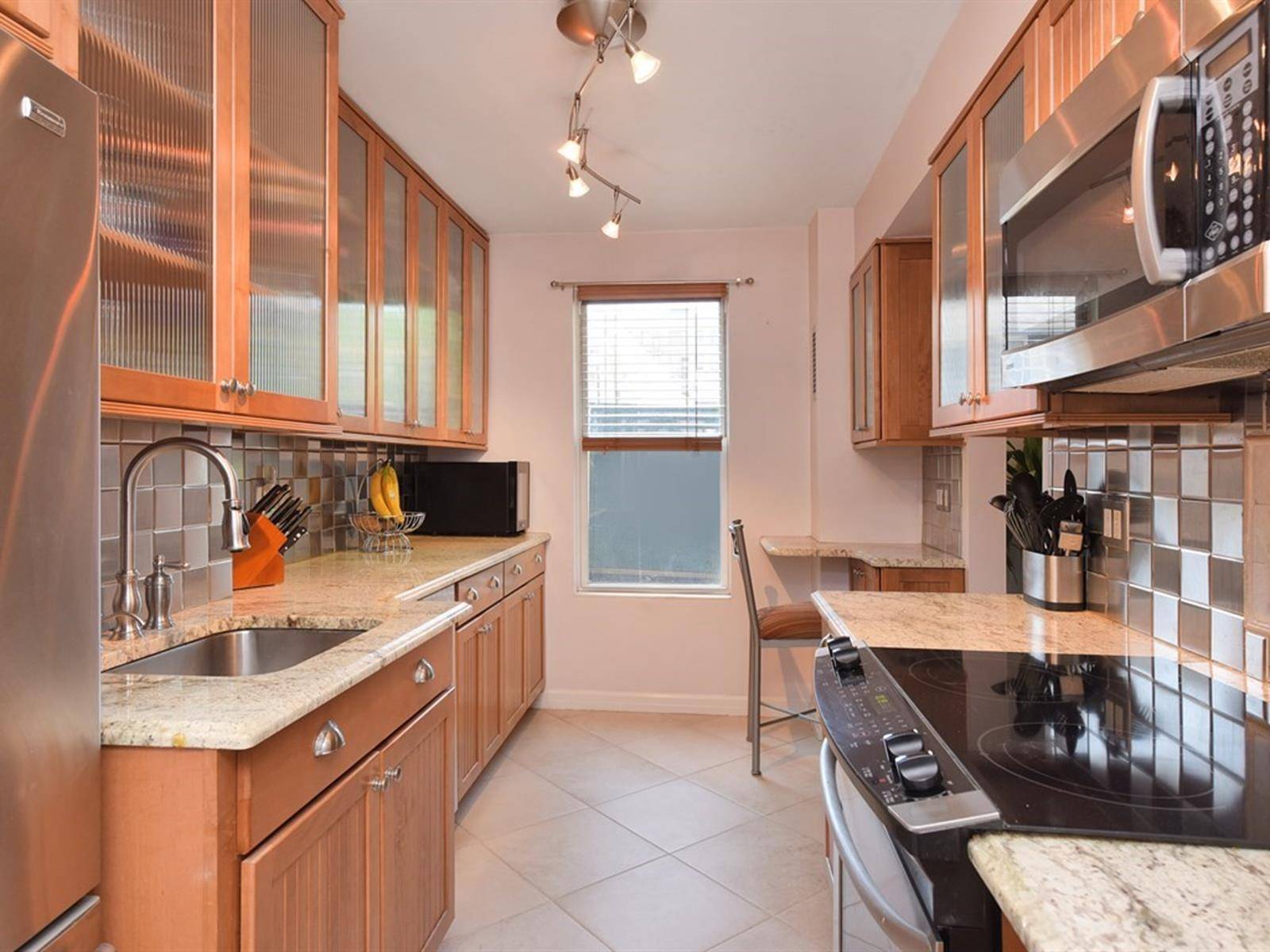 Gorgeous, true 2 bedroom apartment in a pet friendly building !