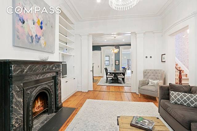 TOWNHOUSE TREASURE In a heart warming part of Brooklyn Heights, nestled on one of our city s sweetest and leafiest streets, there is a handsome brick home built in 1835.