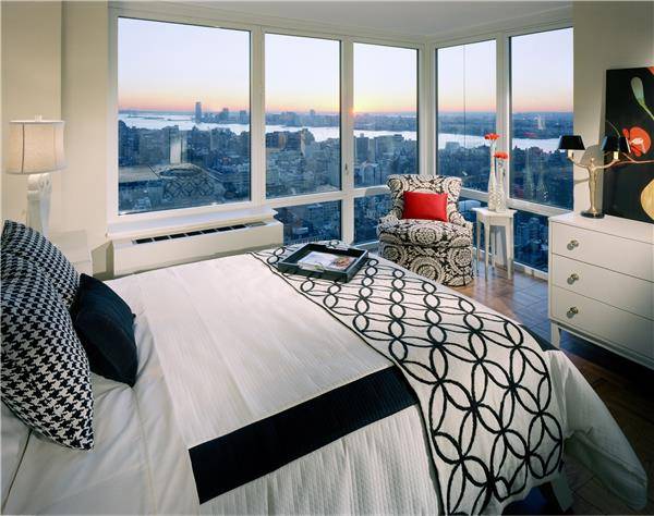 Luxury studio in Chelsea - NO FEE - floor to ceiling windows, washer/dryer in unit