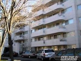 Spacious And Bright Courtyard 2Bed Rooms, 2 Full Baths Elevated Condo.