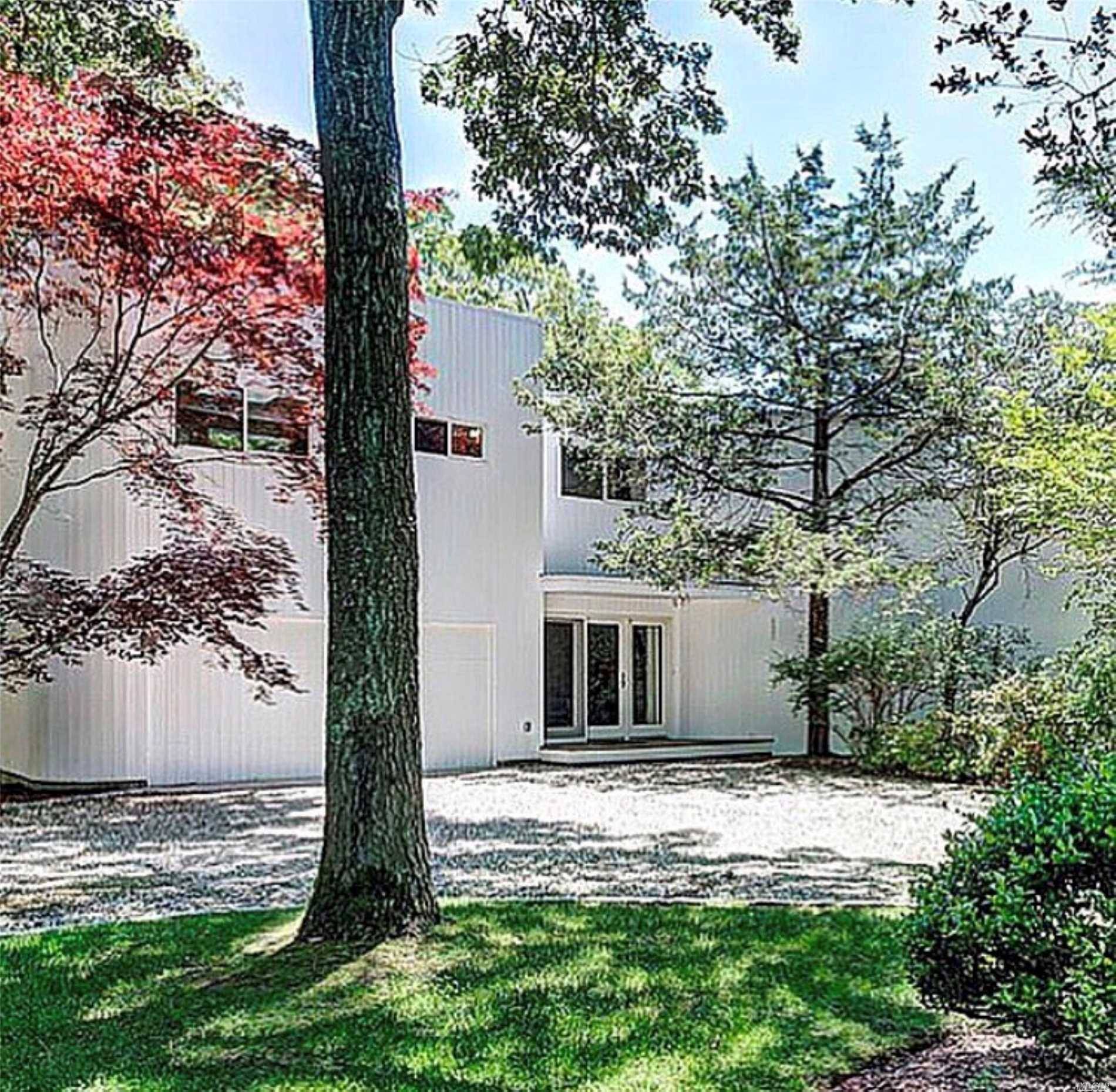 La Maison Blanche Is A 6 Bedroom Home In The Quiet Village Of Quogue!!