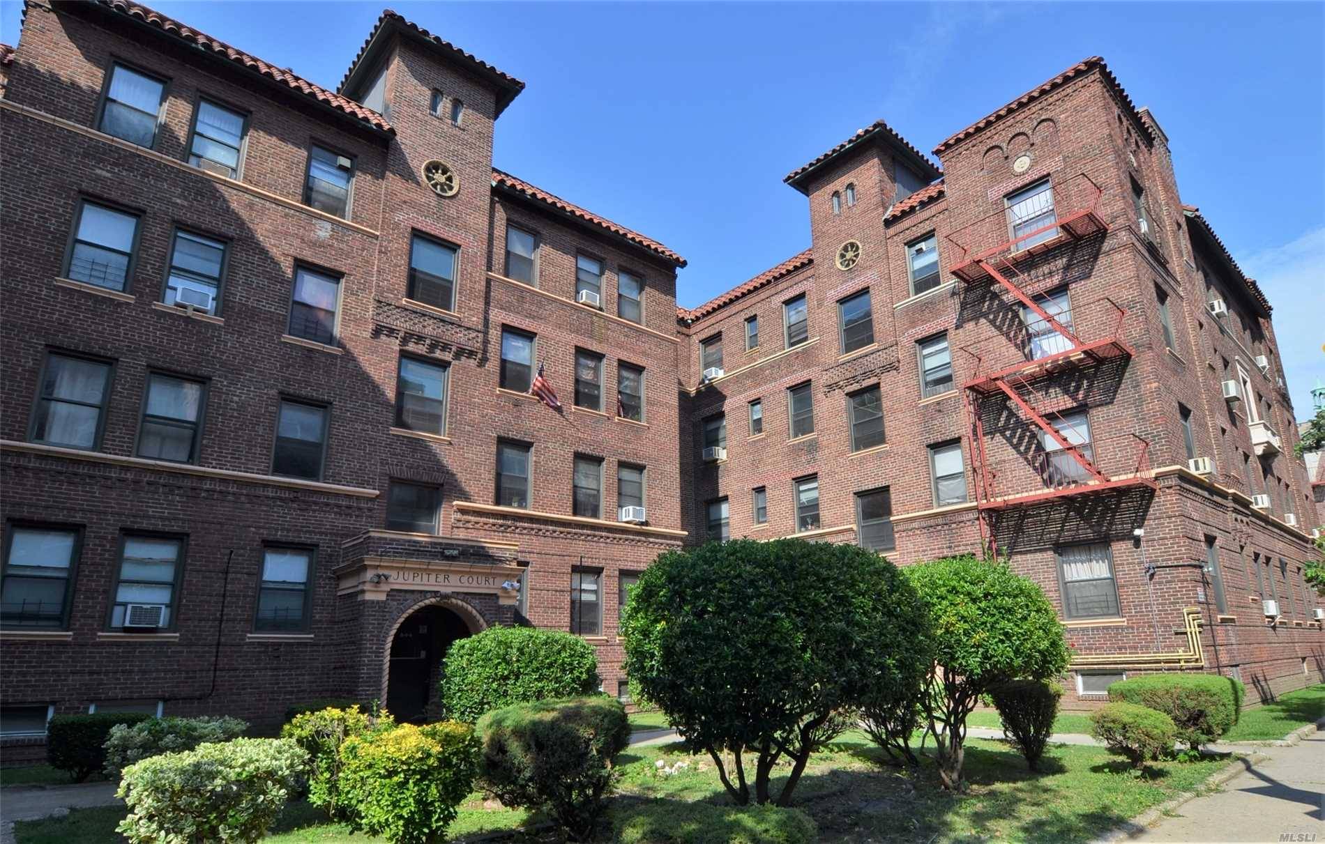 Saunders 2 BR House Forest Hills LIC / Queens