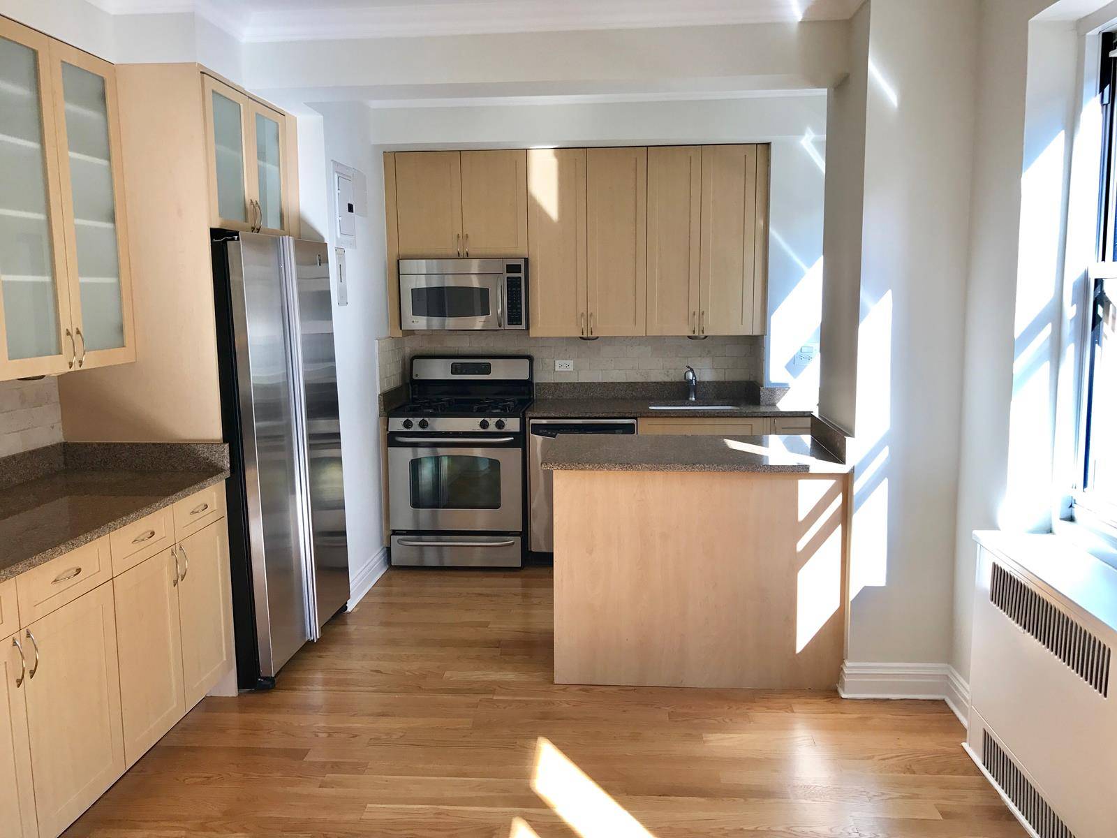 Spacious 1 Bedroom**Natural Light**Chef Style Kitchen**Murray Hill