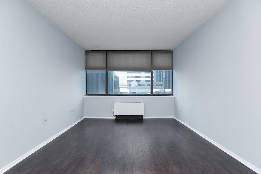 Renovated 1 Bed 1 Bath waterfront building located in the Newport area of Jersey City downtown