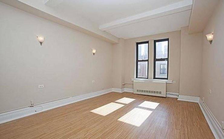 No Fee! Enjoy living in this gorgeous South/West facing 2 bedroom apartment. Located in Upper West Side!