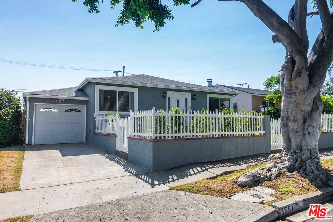 Beautifully renovated traditional home located on a tree-lined street in prime Palms