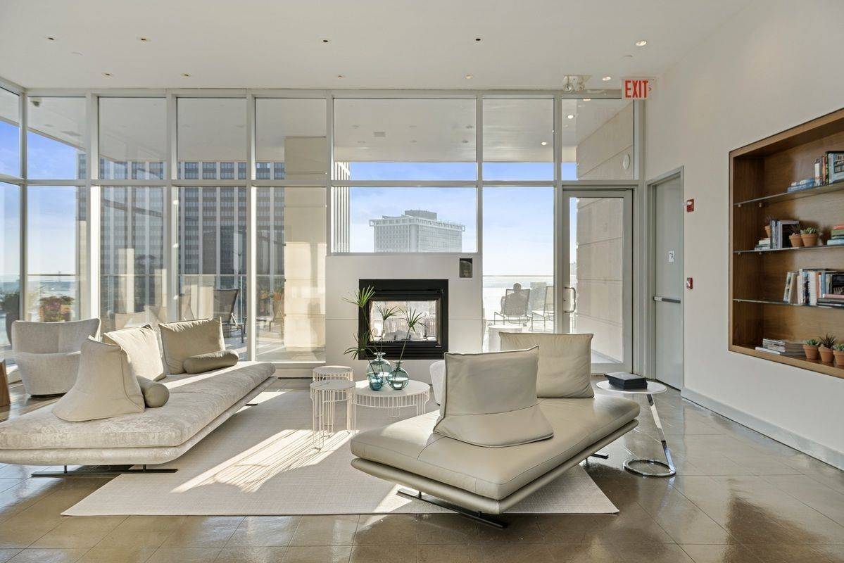**Spectacular Four Bedroom Penthouse**Located in the Financial District - Wall Street Area! Live in a Penthouse