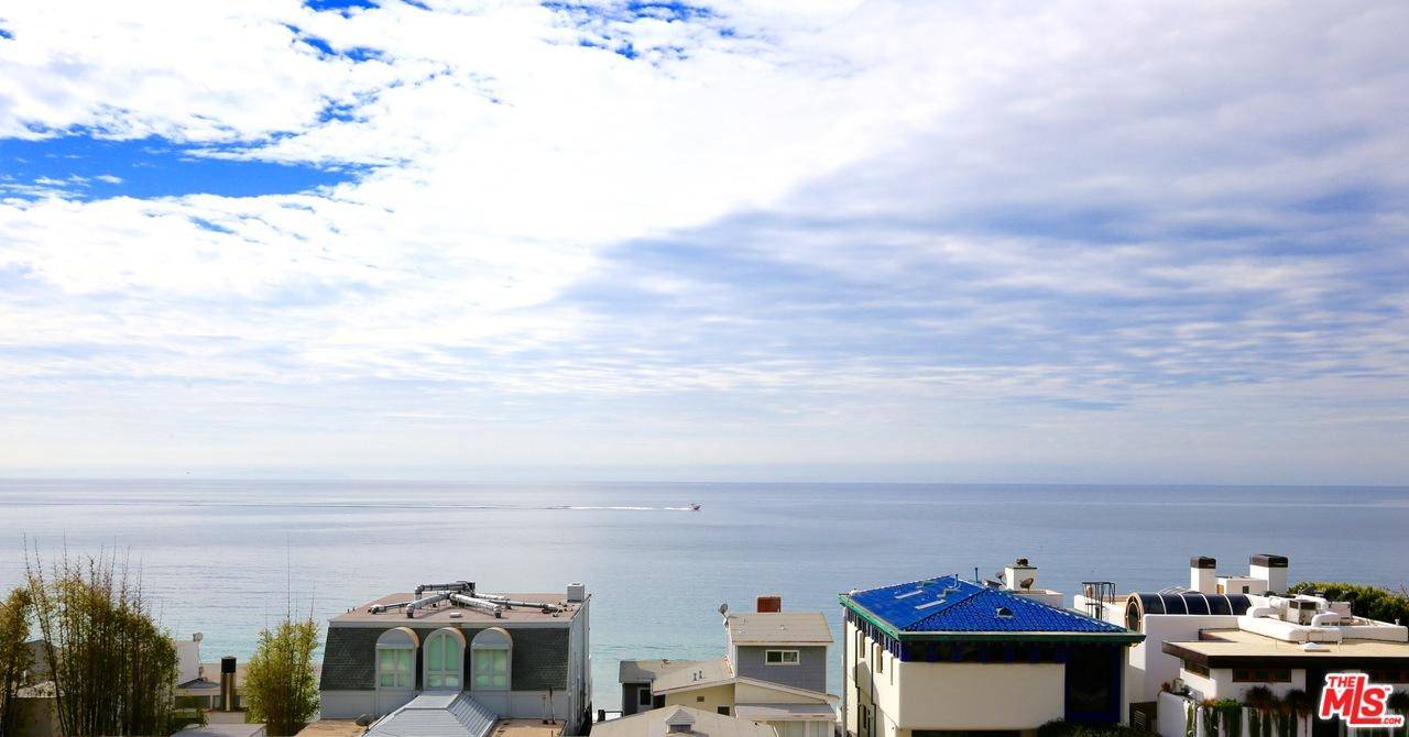 Steps from the sand of famed Carbon Beach - 3 BR Condo Malibu Los Angeles