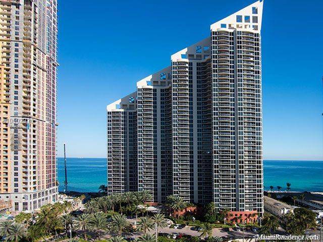 REMARKABLE FLOW THRU UNIT AT THE PINNACLE WITH DIRECT OCEAN AND INTRACOASTAL VIEWS