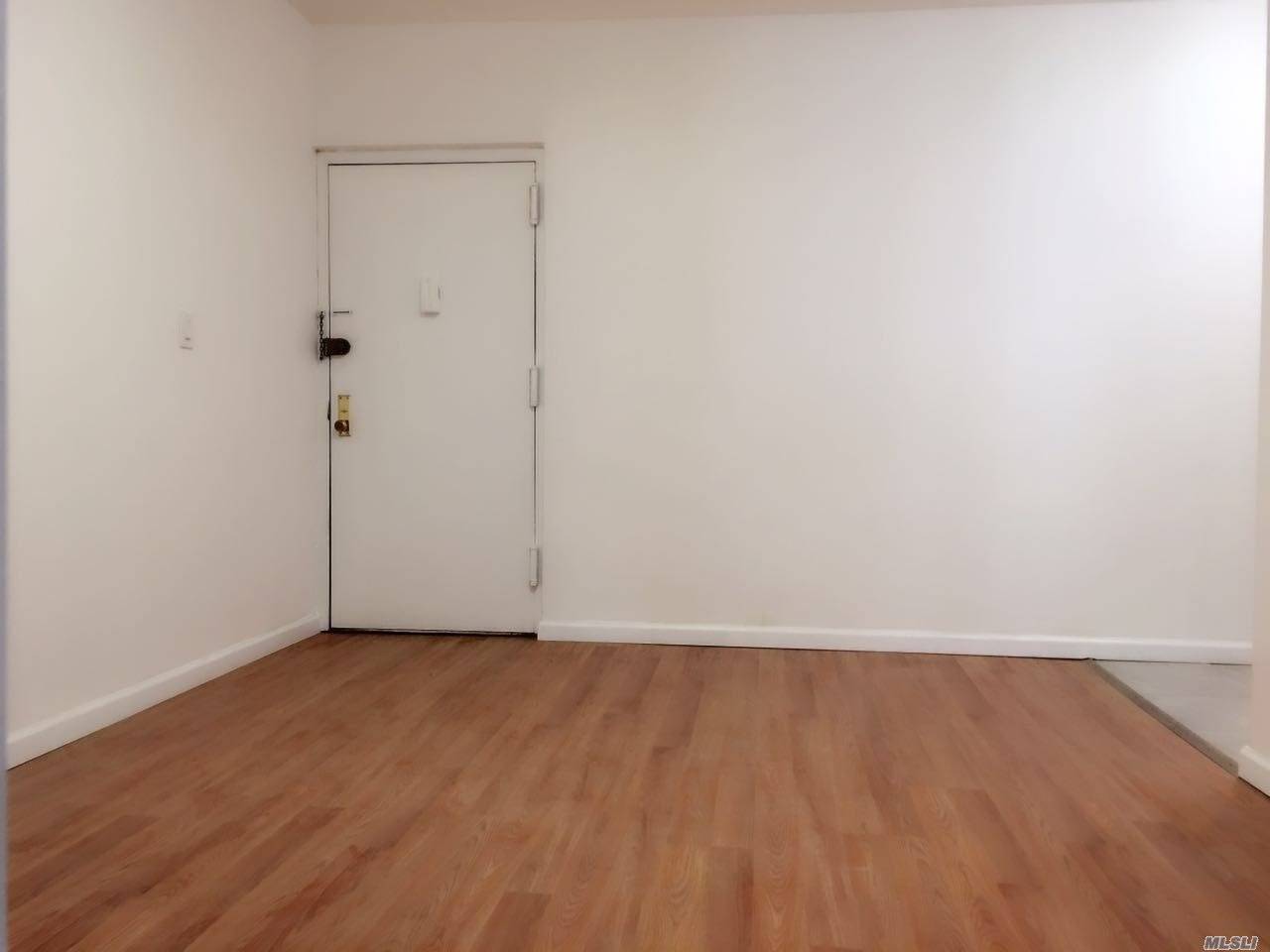 Sf Newly Renovated 2 Rooms 1 Bathoffice In The 2nd Floor Of A Multiple Family Building In Prime Flushing Location.