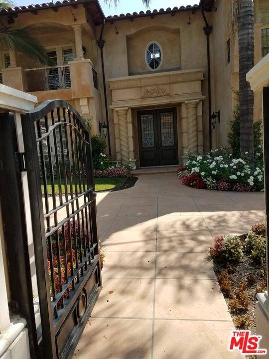Specious home in heart of Beverly Hills Flat welcoming you to huge formal living room