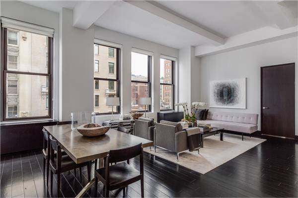 This Flat was featured in the Season Premier of the HGTV's hit show Selling New York in Dec 2011.