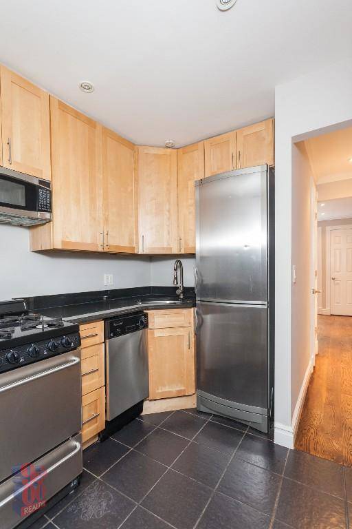 GREAT ONE BEDROOM - IN UNIT WASHER AND DRYER - GRAMERCY!