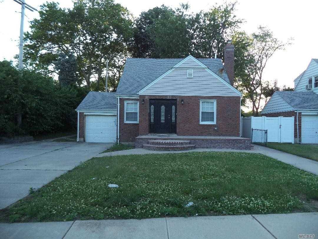 Beautiful 1 Family House With Big Eat In Kitchen With Island And Granite Counter Tops.