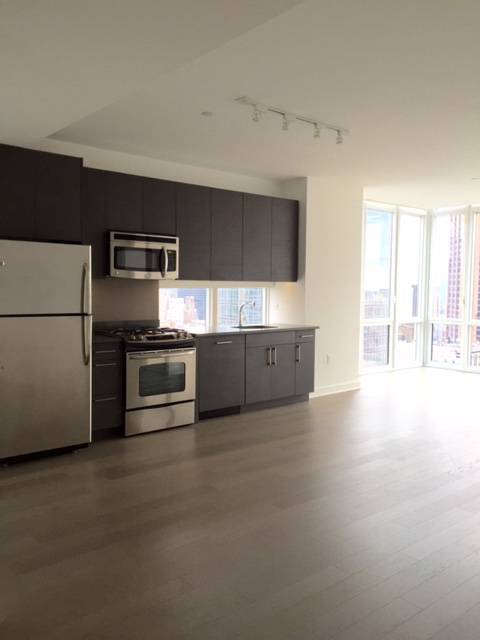 NO FEE: Recently Built, Elegant 1 Bed w/ Amazing City & East River Views; Full Service Building