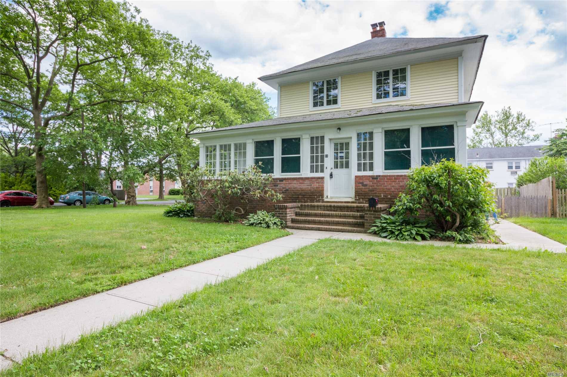Charming Colonial In Brightwaters Village.