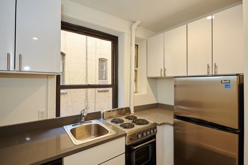 Charming 2 Bedroom..Heart of the Upper East Side..Conveniently Located..Beautiful Building