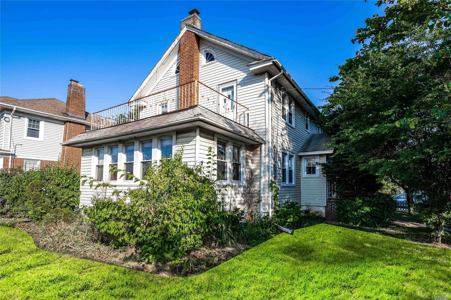 Central Hall Colonial In The Heart Of Cedarhurst!!!