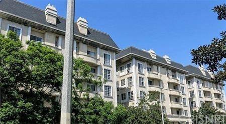 Amazing unit has newer appliances with balcony - 3 BR Condo Beverly Grove Los Angeles