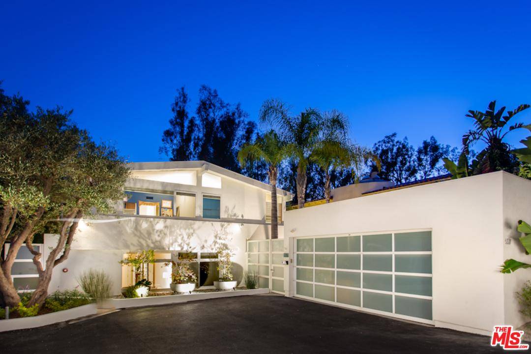 This magnificent Midcentury home is perfectly located on one of Brentwood's flag lots
