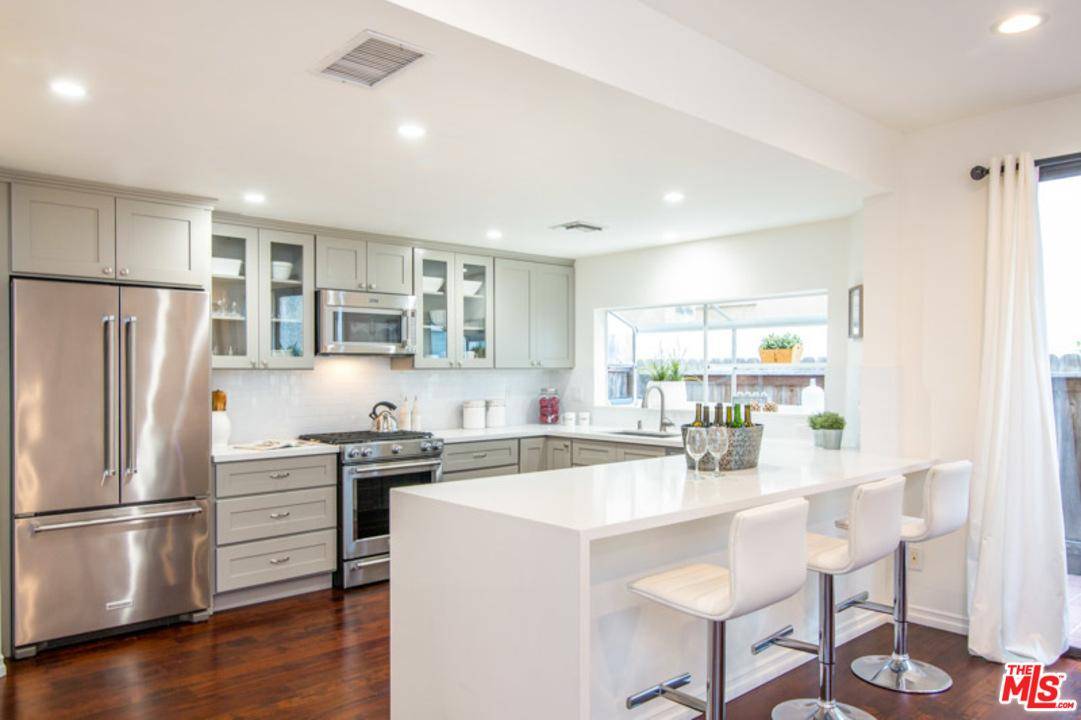 Beautiful remodel of this spacious Santa Monica townhouse just 1/2 block south of Wilshire