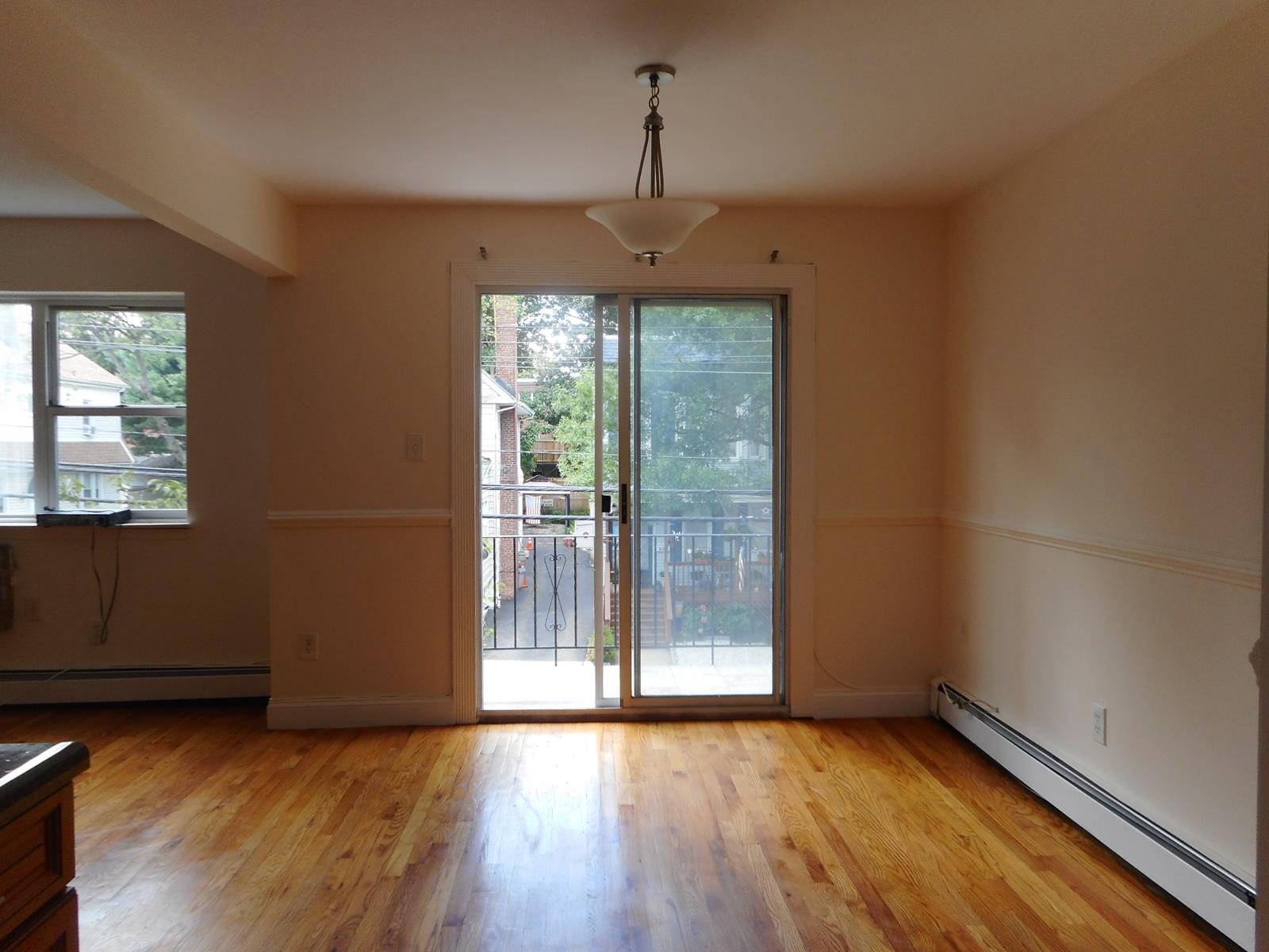 Beautiful 3 bed 2 bath, on a quiet block in Woodlawn.