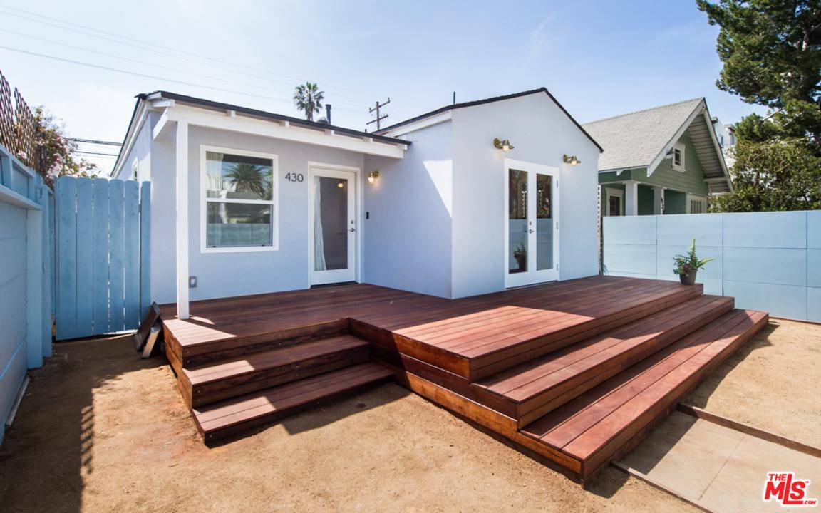 Perfectly positioned on the best street in Venice: Walking distance to all Abbot Kinney has to offer and steps from the beach